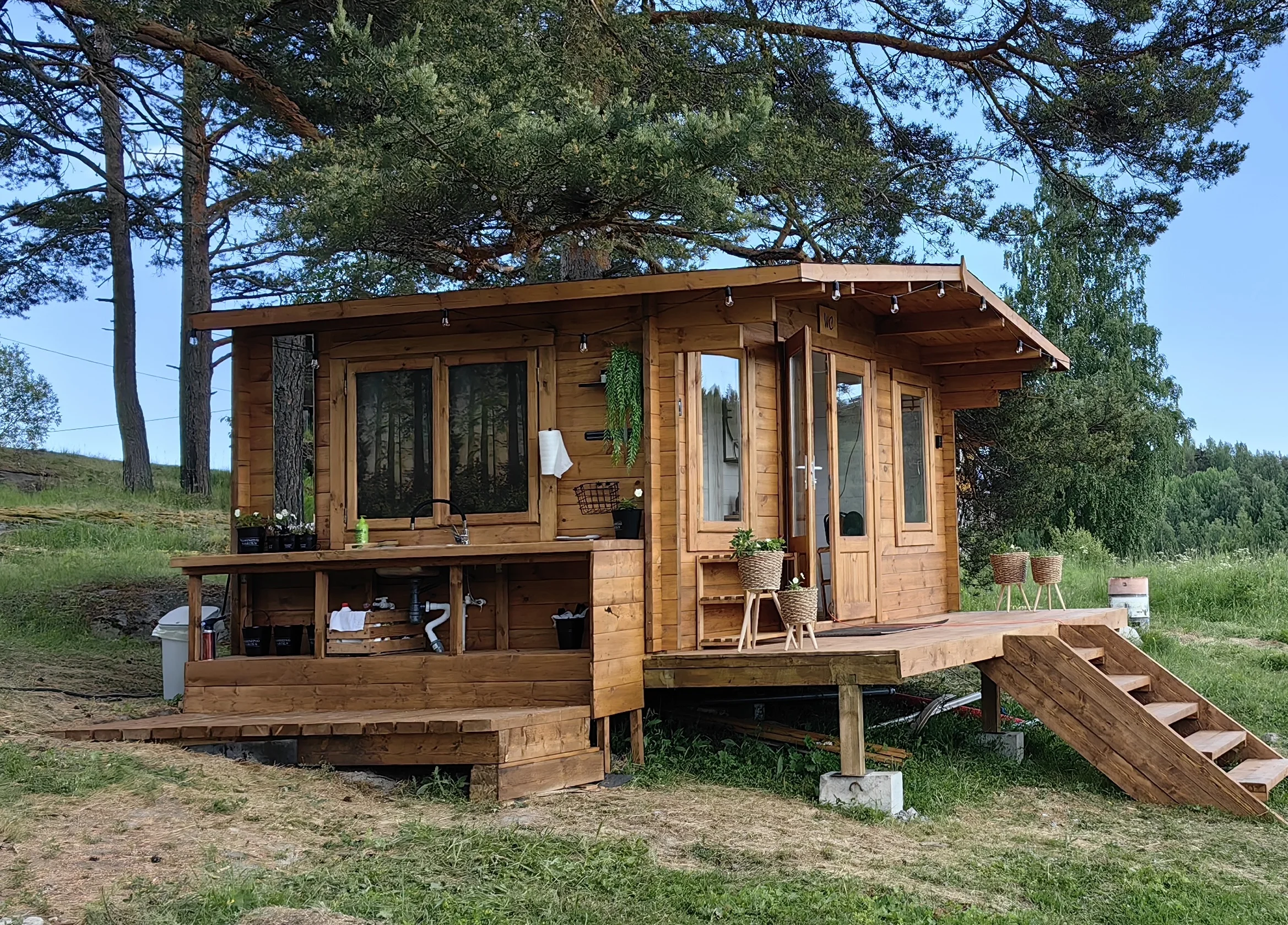 Летний домик CASHPARK с террасой и гирляндами